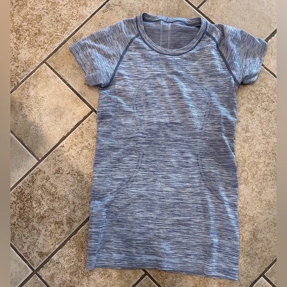 lululemon athletica Tops - Lululemon short sleeve swiftly. In Excellent condition.  Size 8